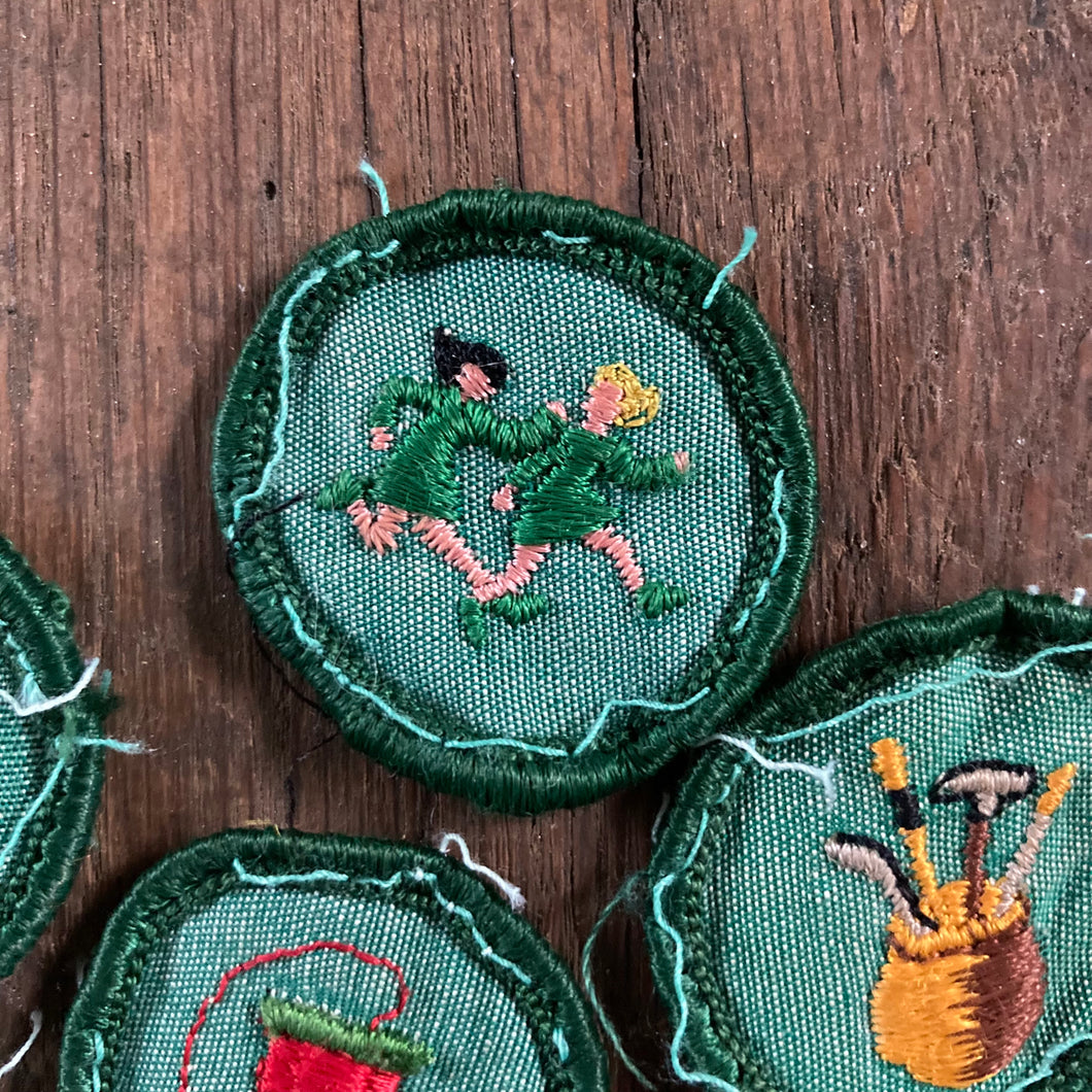 Box of vintage patches looking for a good home : r/girlscouts